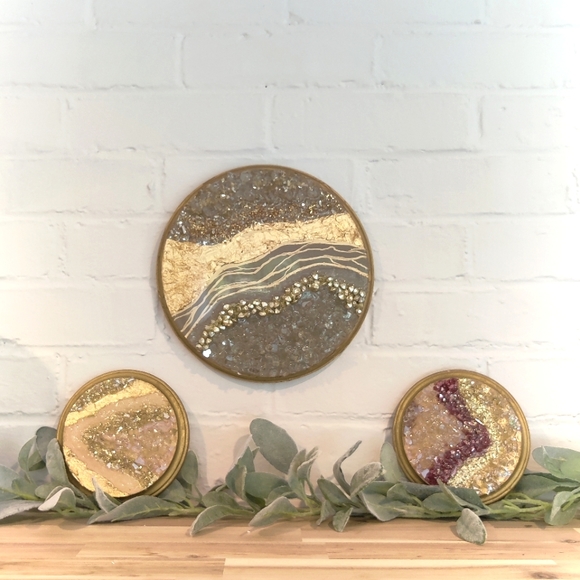 Resin Geode on Round Wood Plaque - Picture 4 of 4